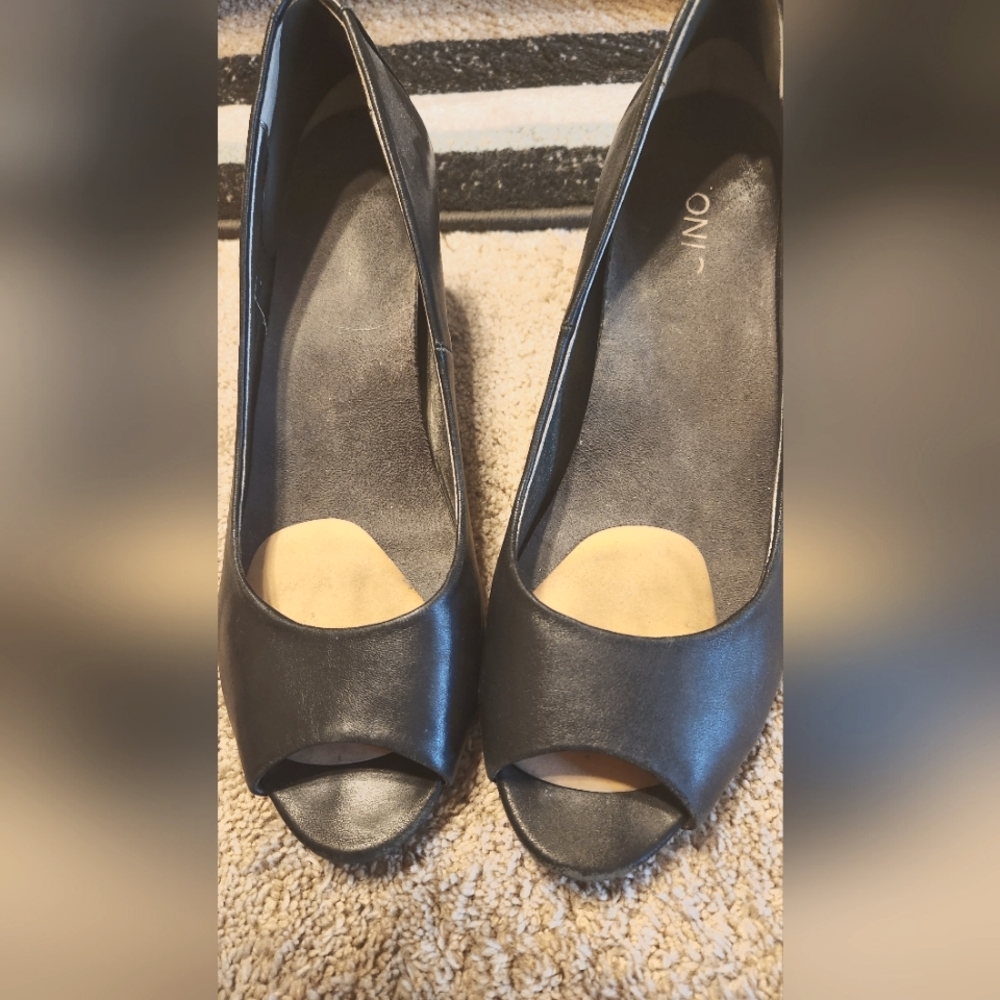 Size 9 Vionic dress shoes